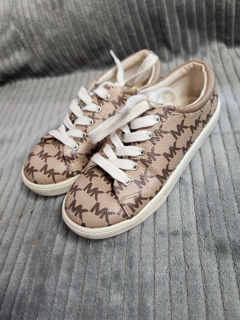 Michael Kors Sneaker Youth sz 1 tan and white lace up sneaker